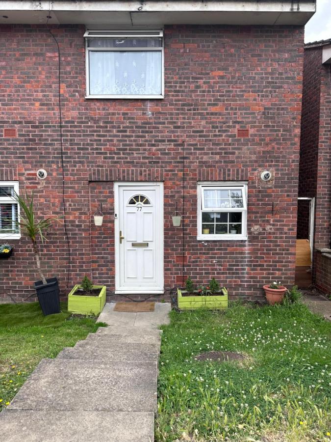 77 Blenheim Road Appartamento Northolt  Esterno foto